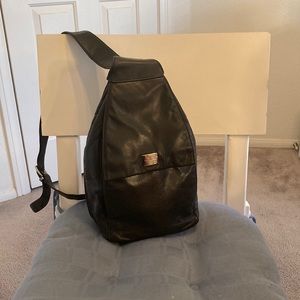 Medium leather shoulder bag